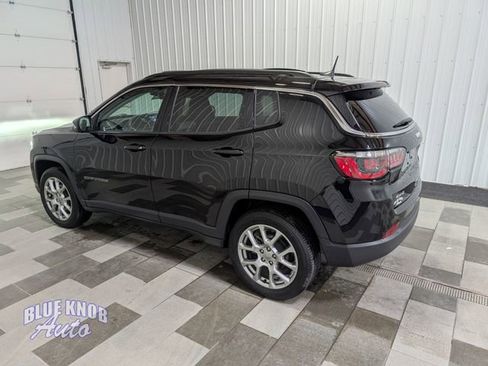 Used 2022 Jeep Compass Latitude w/ Sun and Sound Group AWD/4WD image 2