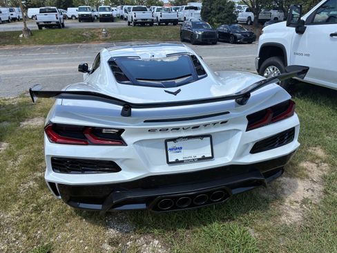 Used 2023 Chevrolet Corvette Z06 w/ Z07 Performance Package RWD image 7