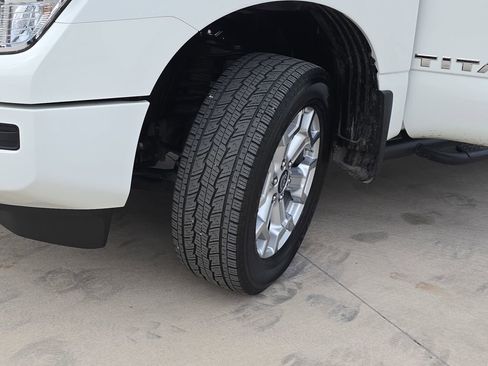 Used 2024 Nissan Titan SV w/ SV Convenience Package image 34