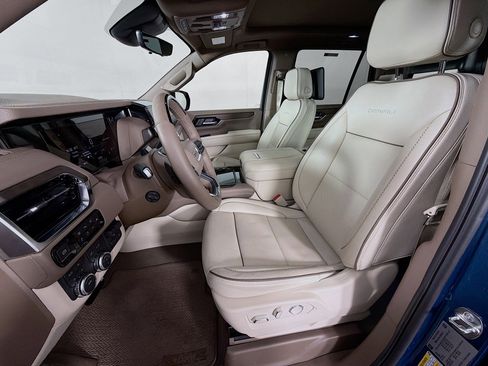 Used 2025 GMC Yukon Denali w/ Denali Reserve Package image 12