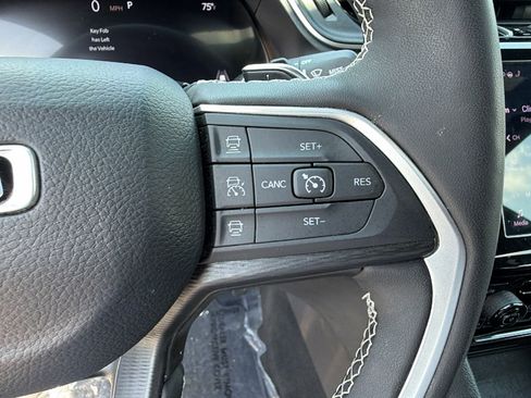 Used 2025 Jeep Grand Cherokee Altitude AWD/4WD image 29
