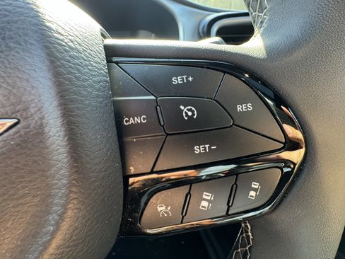 Used 2025 Chrysler Pacifica Limited FWD image 34
