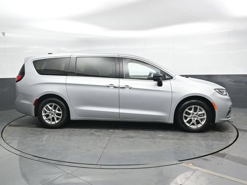 Used 2024 Chrysler Pacifica Touring-L FWD image 4