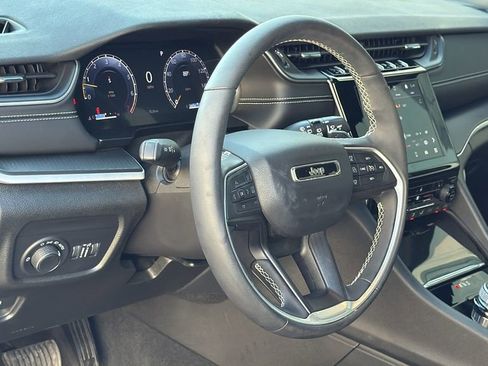 Used 2025 Jeep Grand Cherokee Altitude image 7