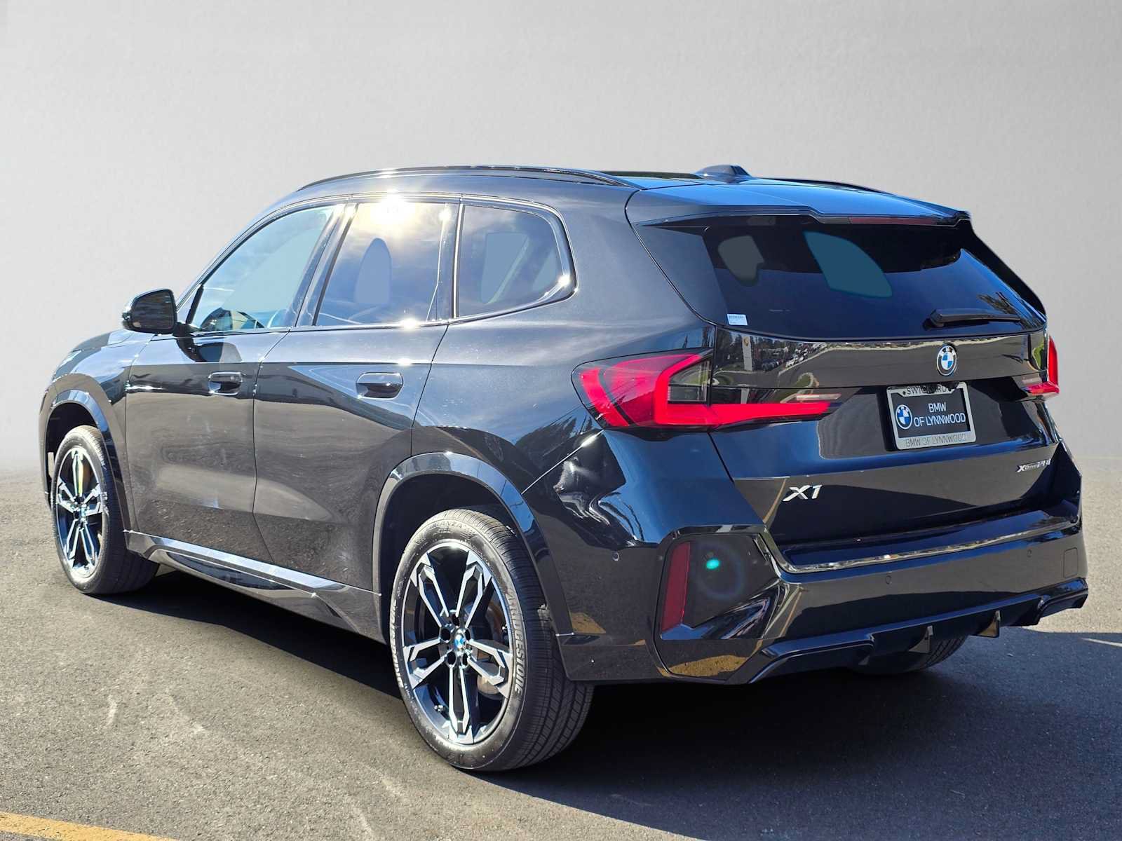 Used 2026 BMW X1 xDrive28i w/ M Sport Package AWD/4WD image 5