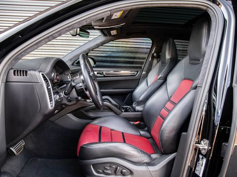Certified 2023 Porsche Cayenne GTS AWD/4WD image 5