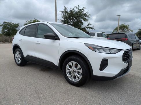 Used 2025 Ford Escape Active AWD/4WD image 2