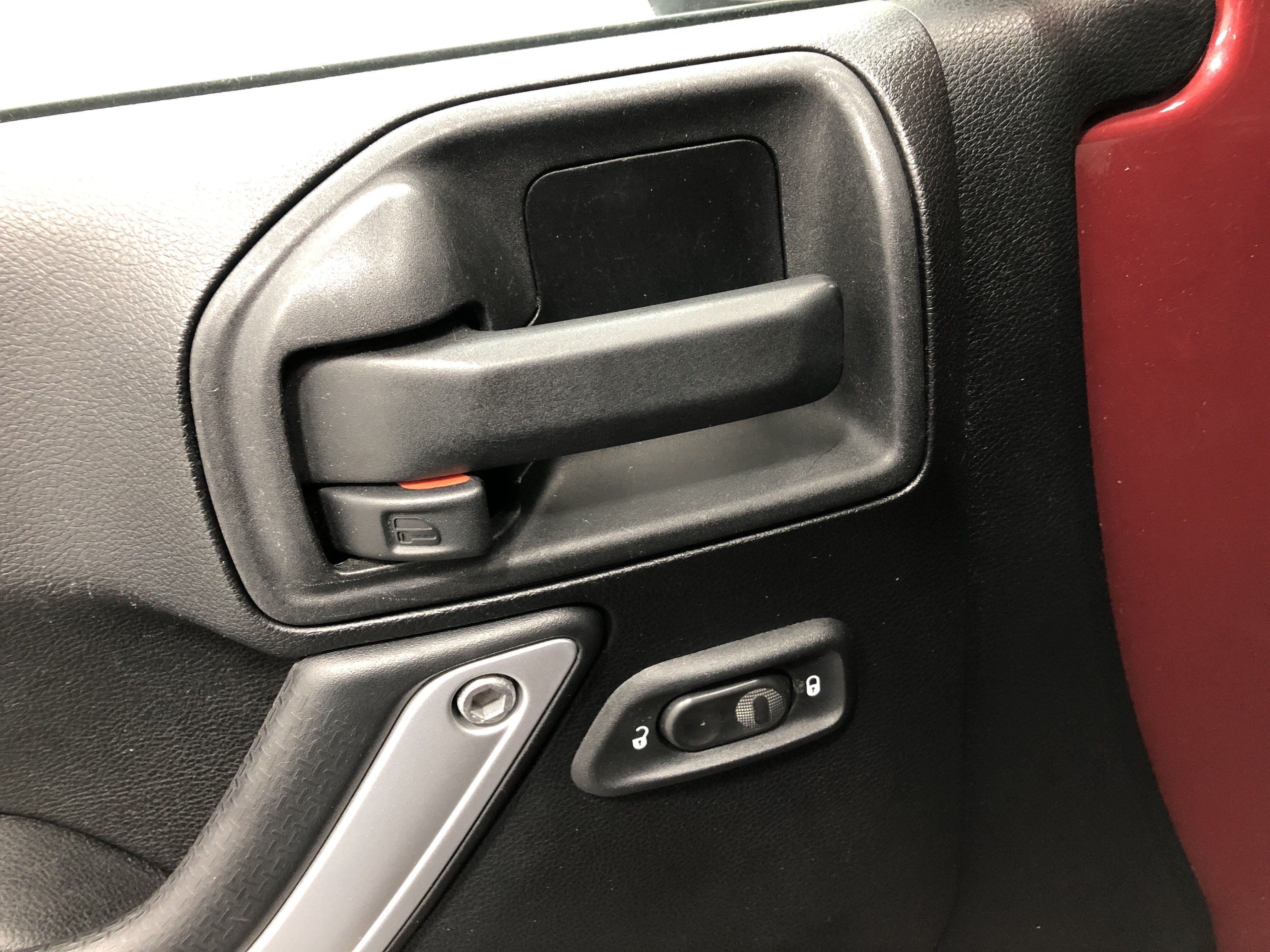 Used 2013 Jeep Wrangler Unlimited Sahara AWD/4WD image 15