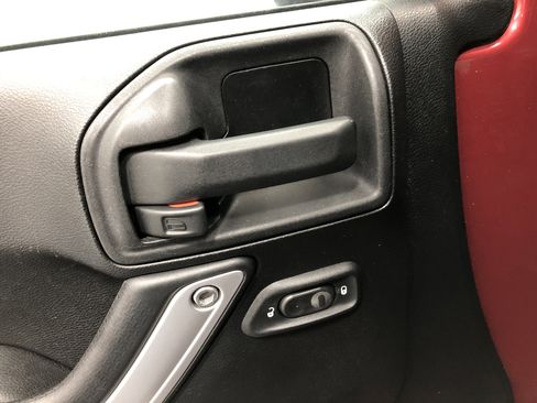 Used 2013 Jeep Wrangler Unlimited Sahara image 15