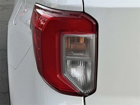 Used 2022 Ford Explorer XLT w/ Equipment Group 202A image 6