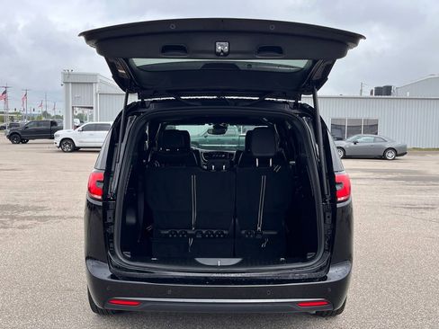 Used 2024 Chrysler Pacifica Touring-L w/ S Appearance Package image 11