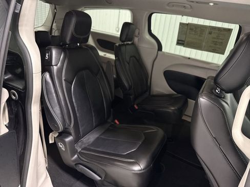 Used 2023 Chrysler Pacifica Touring-L image 28