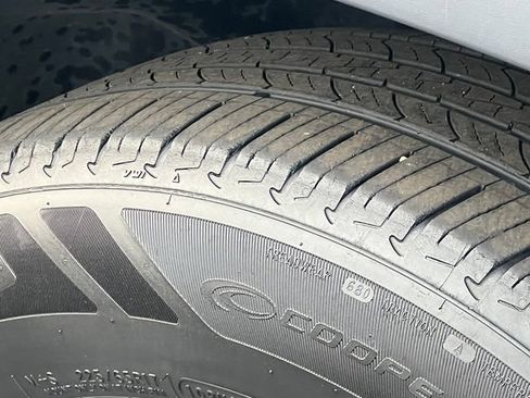 Used 2019 Jeep Cherokee Latitude Plus w/ Cold Weather Group AWD/4WD image 8