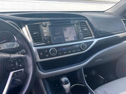 Used 2018 Toyota Highlander Limited AWD/4WD image 7