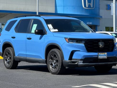 Used 2025 Honda Pilot TrailSport image 7