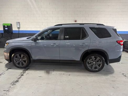 Used 2025 Honda Pilot Sport image 7