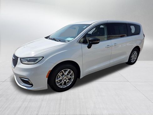 Used 2024 Chrysler Pacifica Touring-L FWD image 3