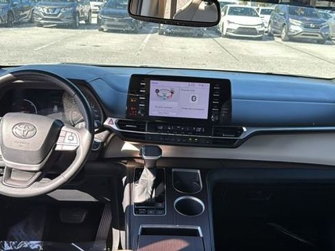 Used 2022 Toyota Sienna XLE image 13