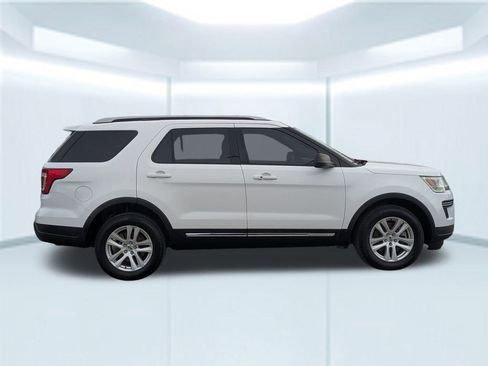 Used 2018 Ford Explorer XLT image 7