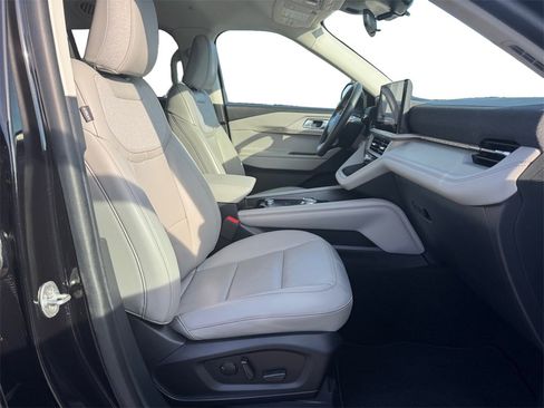 Used 2025 Ford Explorer Active w/ Active Comfort Package image 15