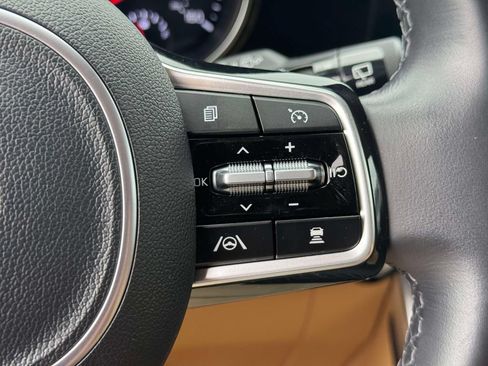 Used 2024 Kia Carnival EX FWD image 21