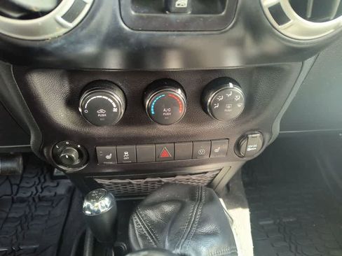 Used 2017 Jeep Wrangler Unlimited Sahara w/ Connectivity Group image 18