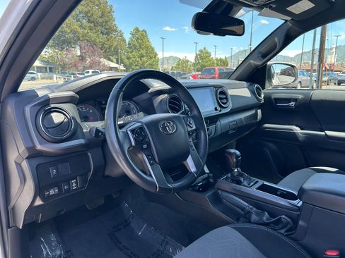 Used 2021 Toyota Tacoma TRD Off-Road w/ Technology Package AWD/4WD image 11