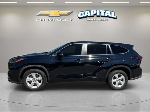 Used 2024 Toyota Highlander LE FWD image 2