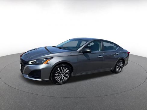Used 2025 Nissan Altima 2.5 SV FWD image 8