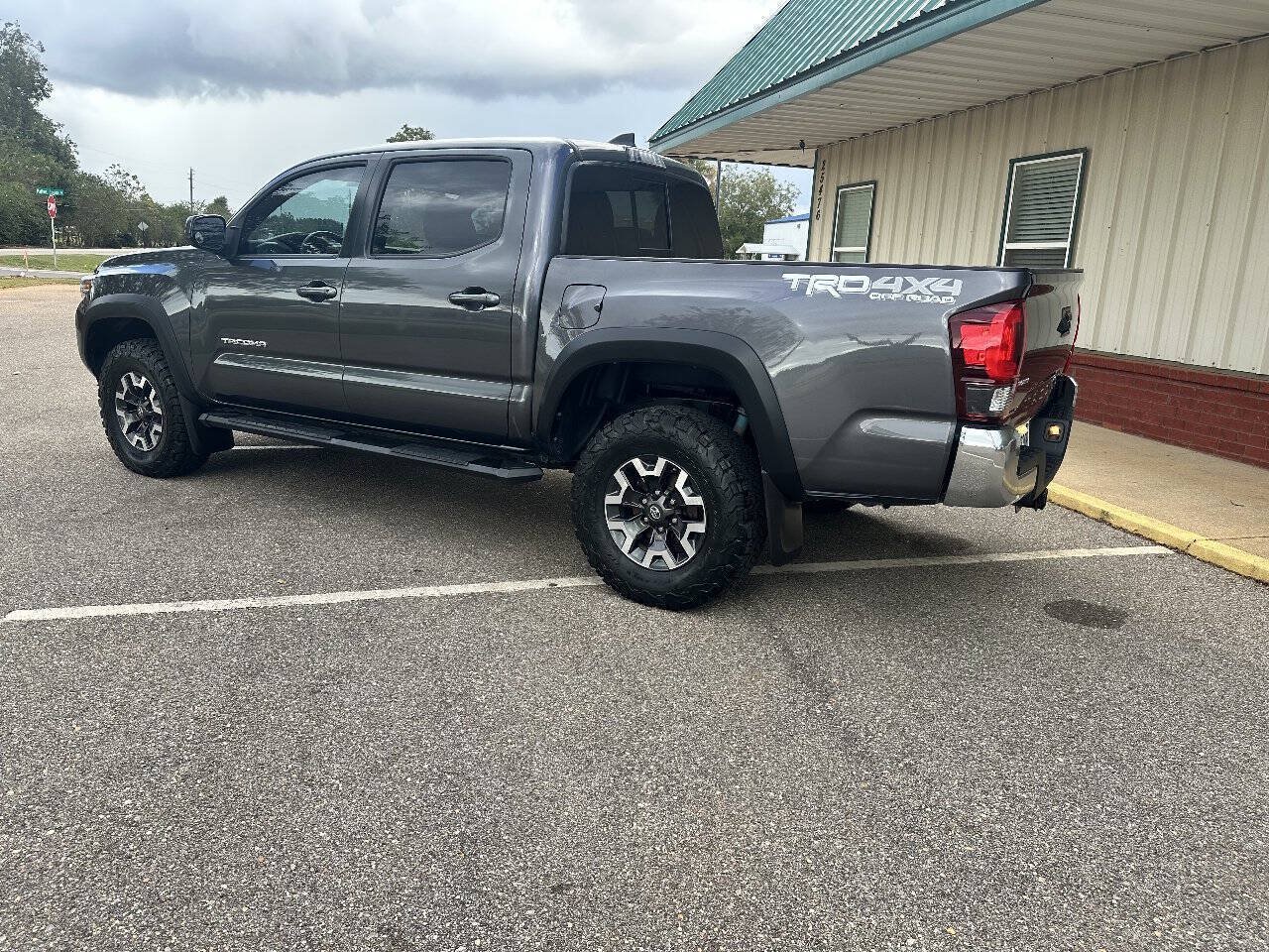 Used 2019 Toyota Tacoma TRD Off-Road AWD/4WD image 4