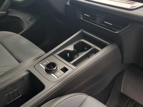 Used 2025 Volkswagen Tiguan SE FWD image 25