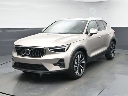 Used 2024 Volvo XC40 B5 Ultimate AWD/4WD image 3