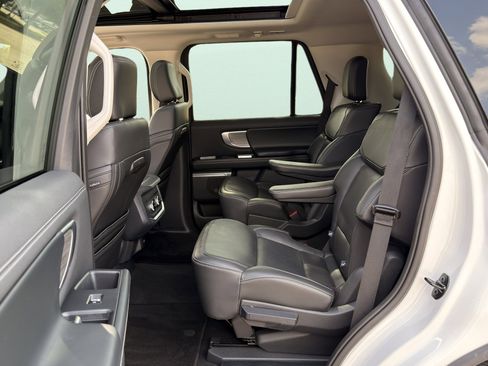 Used 2025 Ford Expedition Platinum AWD/4WD image 8