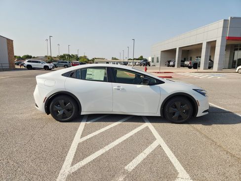 New 2026 Toyota Prius Plug-In Hybrid FWD image 7