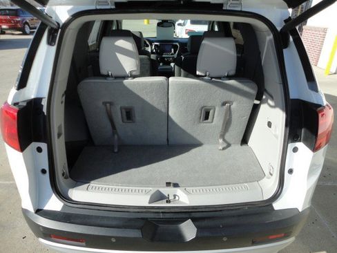 Used 2018 GMC Acadia SLT w/ LPO, Floor Liner Package AWD/4WD image 16