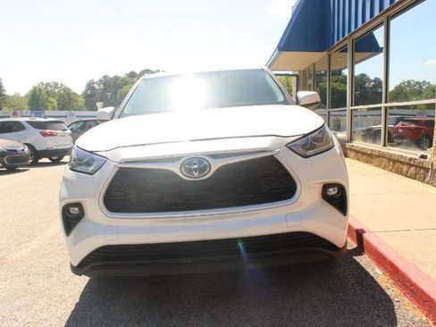 Used 2022 Toyota Highlander LE image 2