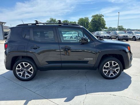 Used 2015 Jeep Renegade Latitude w/ Popular Equipment Group AWD/4WD image 3