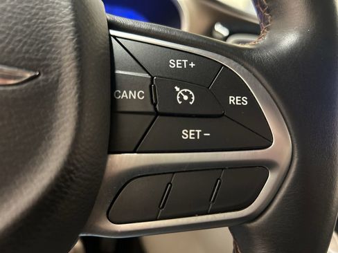Used 2017 Chrysler Pacifica Touring-L FWD image 20