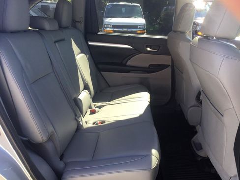 Used 2019 Toyota Highlander XLE AWD/4WD image 21
