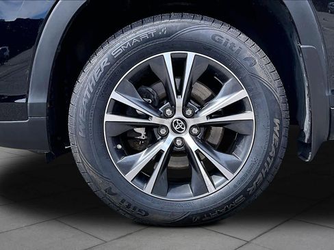 Certified 2018 Toyota Highlander Plus w/ Carpet Mat Package (TMS) AWD/4WD image 11