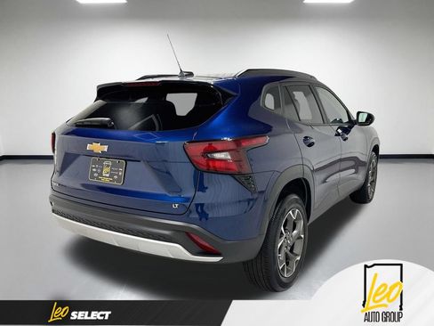 Used 2024 Chevrolet Trax LT w/ LT Convenience Package FWD image 8