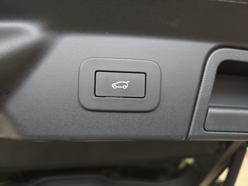 Certified 2024 Land Rover Range Rover Velar Dynamic SE AWD/4WD image 16