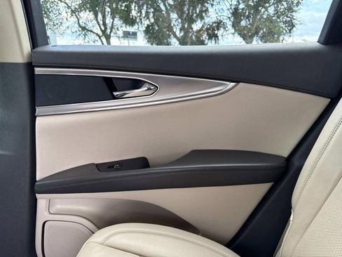 Used 2019 Lincoln Nautilus Select image 15