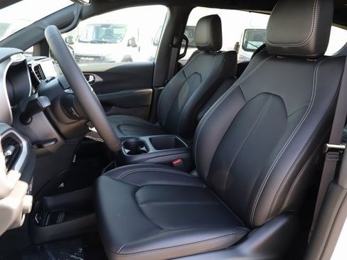 New 2026 Chrysler Pacifica Select image 14