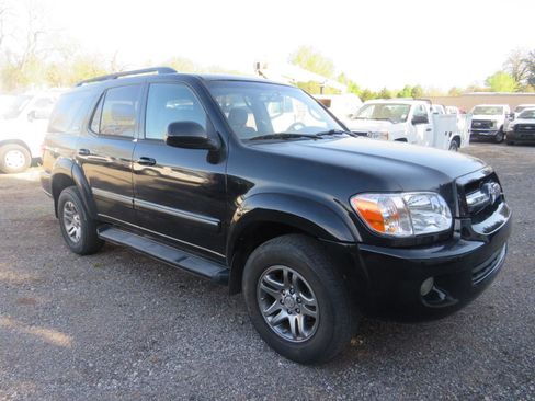 Used 2005 Toyota Sequoia SR5 AWD/4WD image 3