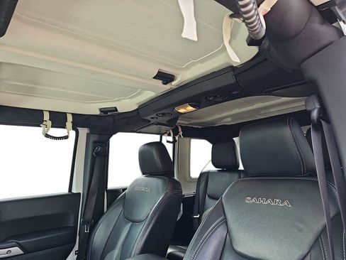 Used 2018 Jeep Wrangler Unlimited Sahara w/ Connectivity Group AWD/4WD image 28