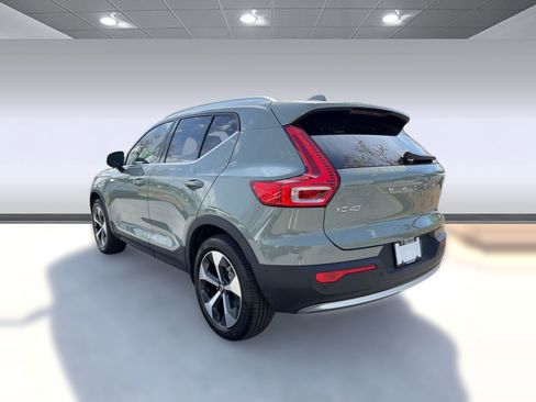 Used 2023 Volvo XC40 B5 Plus w/ Climate Package image 3