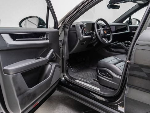 Used 2025 Porsche Cayenne AWD/4WD image 23
