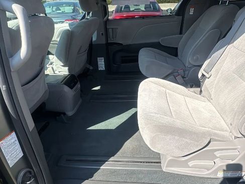 Used 2019 Toyota Sienna LE w/ LE Preferred Package image 12
