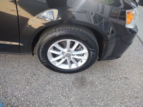 Used 2019 Dodge Grand Caravan SXT image 12